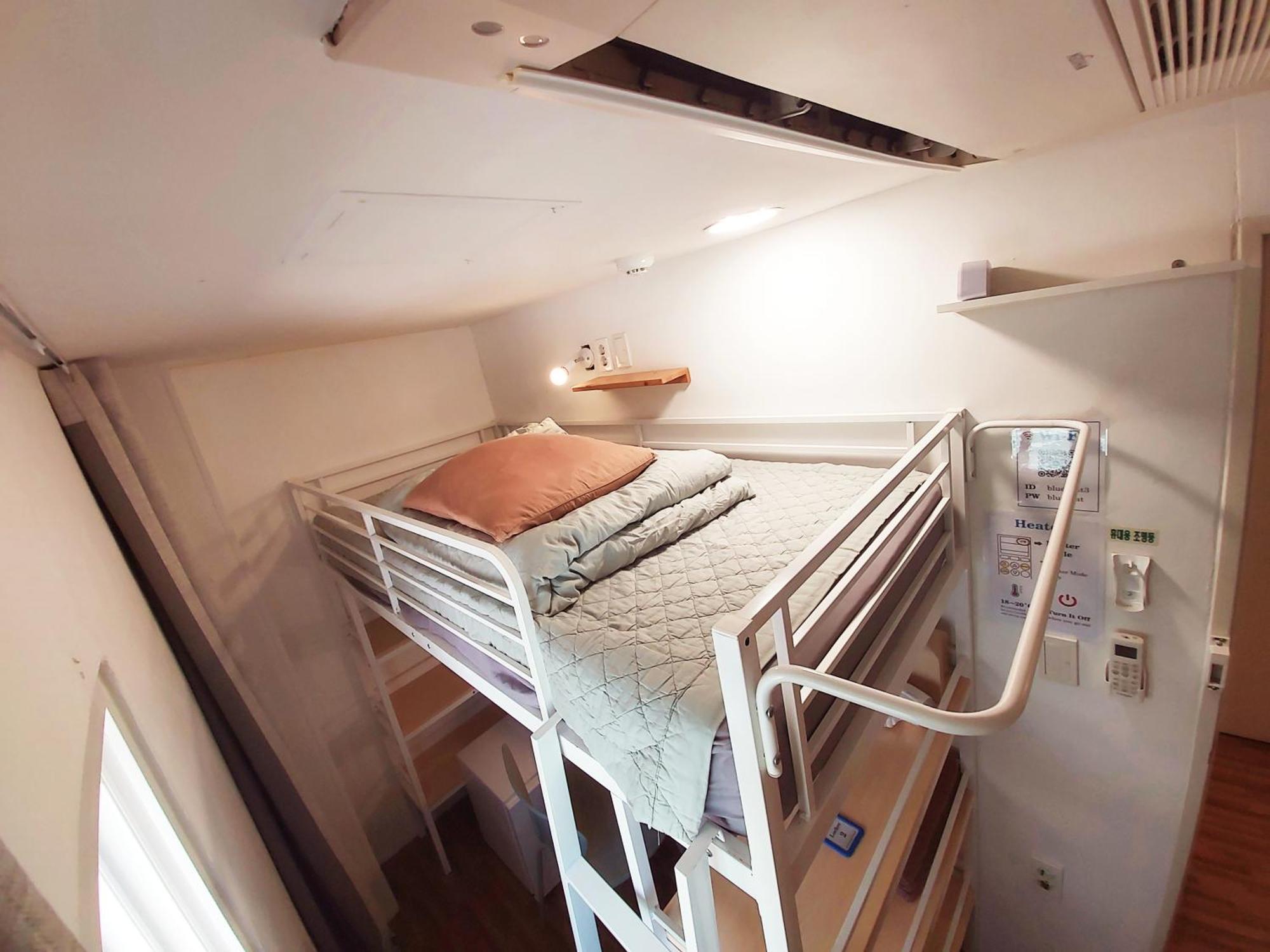 Blue Boat Hostel Myeongdong Сеул Экстерьер фото