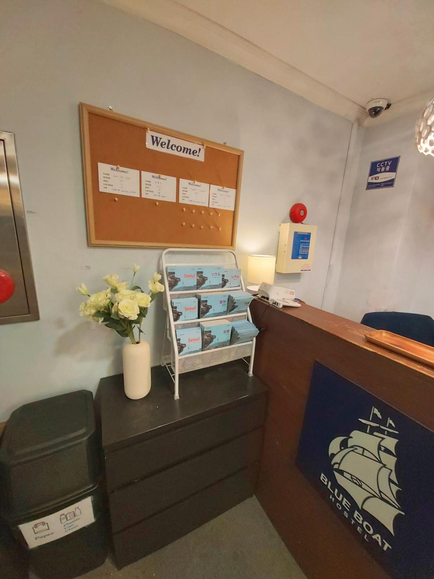 Blue Boat Hostel Myeongdong Сеул Экстерьер фото